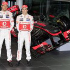 Jenson Button y Sergio Pérez posan ante el MP4-28 en Woking