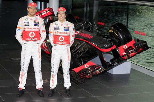 Jenson Button y Sergio Pérez posan ante el MP4-28 en Woking