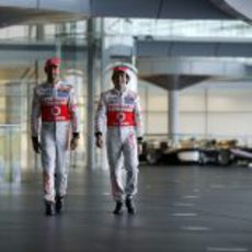 Jenson Button y Sergio Pérez caminan juntos en Woking