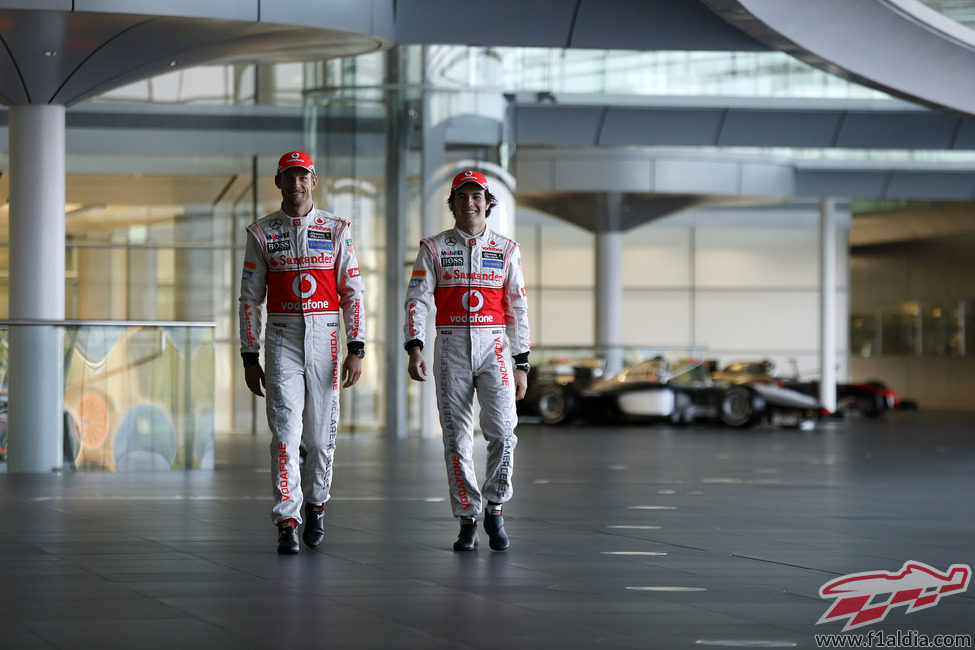 Jenson Button y Sergio Pérez caminan juntos en Woking