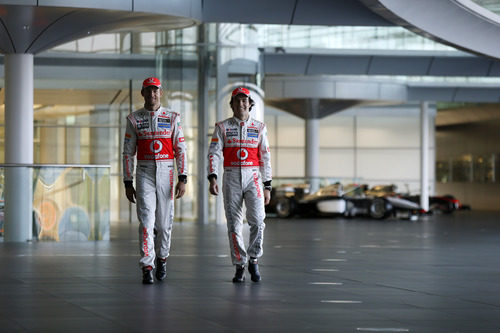 Jenson Button y Sergio Pérez caminan juntos en Woking