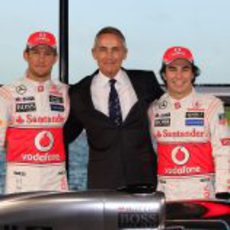 Jenson Button, Martin Whitmarsh y Sergio Pérez en la presentación del MP4-28