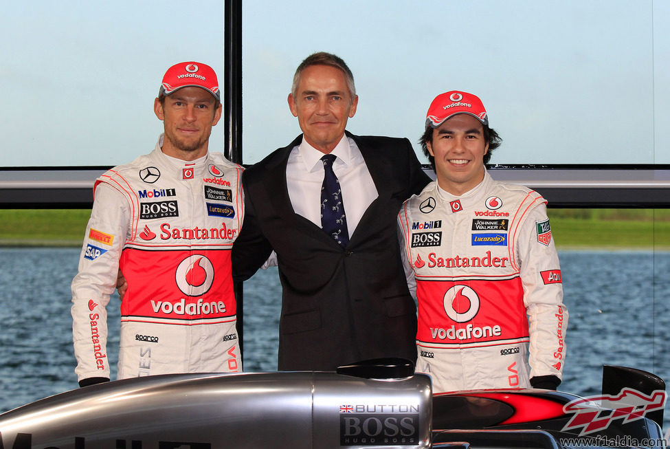 Jenson Button, Martin Whitmarsh y Sergio Pérez en la presentación del MP4-28