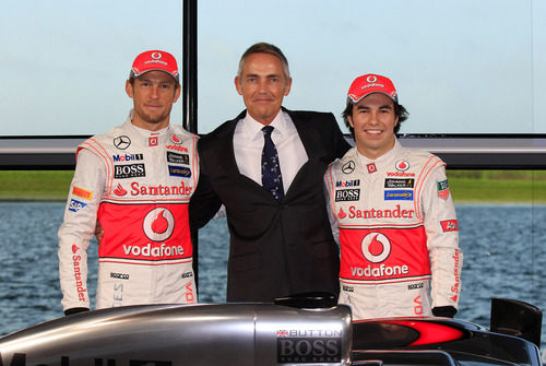 Jenson Button, Martin Whitmarsh y Sergio Pérez en la presentación del MP4-28