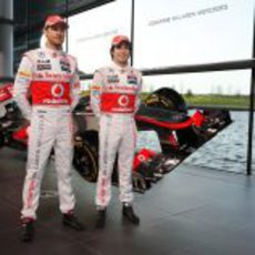 Jenson Button y Sergio Pérez junto al McLaren MP4-28 en Woking