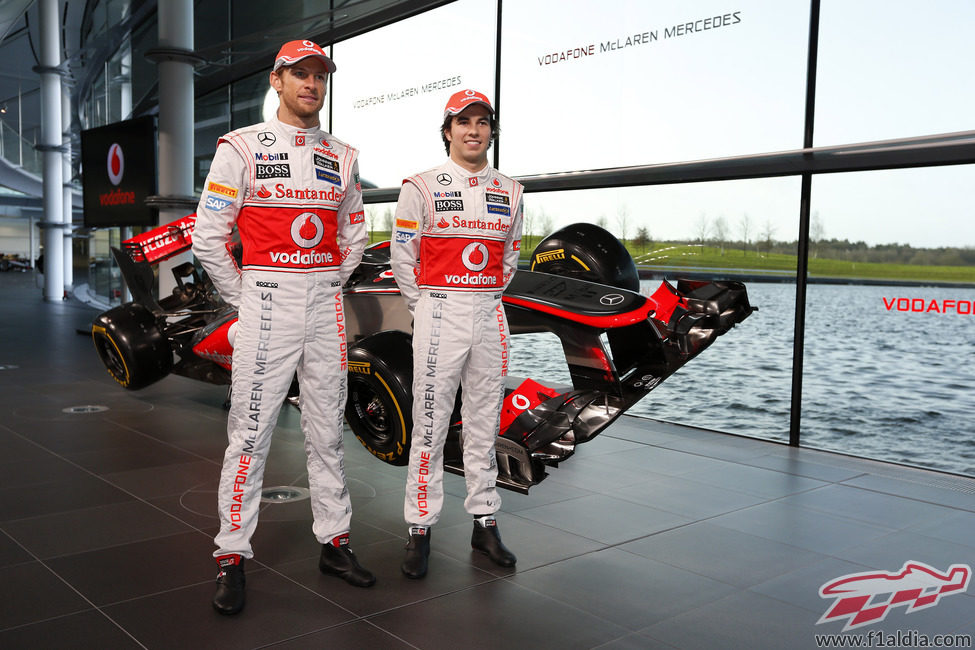 Jenson Button y Sergio Pérez junto al McLaren MP4-28 en Woking