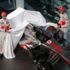 Sergio Pérez y Jenson Button muestran el McLaren MP4-28 en Woking