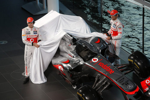 Sergio Pérez y Jenson Button muestran el McLaren MP4-28 en Woking