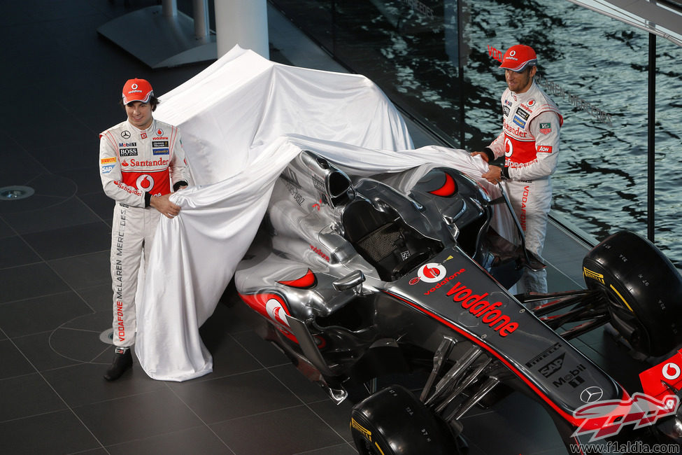 Sergio Pérez y Jenson Button muestran el McLaren MP4-28 en Woking