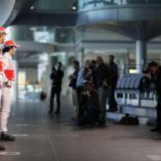 Jenson Button y Sergio Pérez en la presentación del MP4-28 en Woking