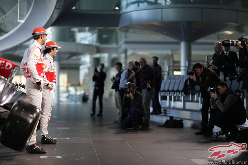 Jenson Button y Sergio Pérez en la presentación del MP4-28 en Woking