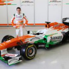 Paul di Resta junto al nuevo Force India VJM06