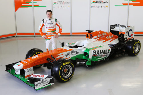 Paul di Resta junto al nuevo Force India VJM06