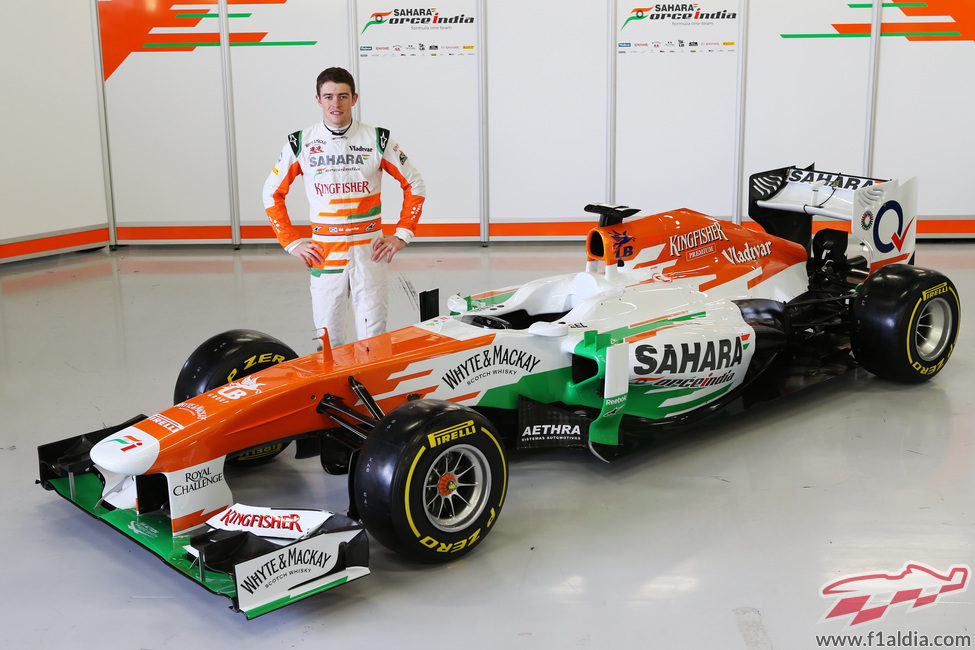 Paul di Resta junto al nuevo Force India VJM06