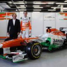 Paul di Resta y Bob Fernley junto al Force India VJM06