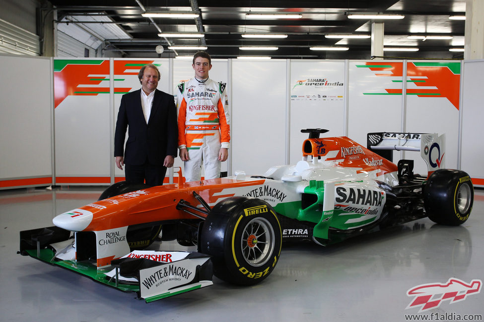 Paul di Resta y Bob Fernley junto al Force India VJM06