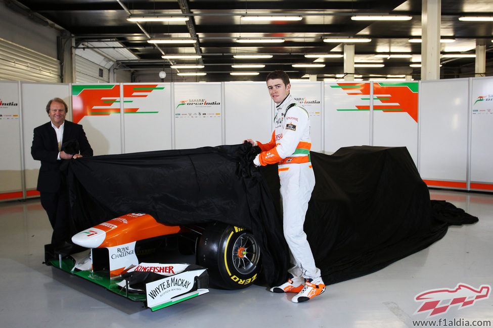 Paul di Resta y Bob Fernley destapan al Force India VJM06