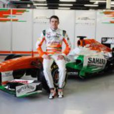 Paul di Resta sentado sobre el Force India VJM06