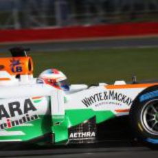 El Force India VJM06 sobre un mojado circuito de Silverstone