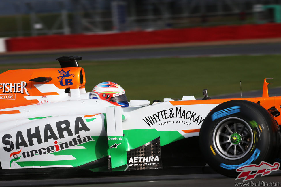 El Force India VJM06 sobre un mojado circuito de Silverstone
