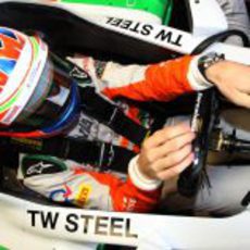 Paul di Resta se sube al Force India VJM06 tras su presentación