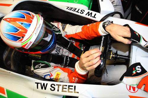 Paul di Resta se sube al Force India VJM06 tras su presentación