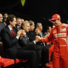 Fernando Alonso y Luca di Montezemolo se saludan en la presentación