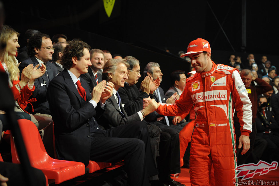 Fernando Alonso y Luca di Montezemolo se saludan en la presentación
