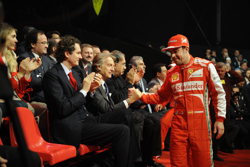 Fernando Alonso y Luca di Montezemolo se saludan en la presentación