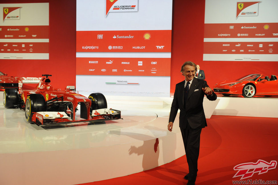 Luca di Montezemolo junto al nuevo monoplaza de Ferrari, el F138