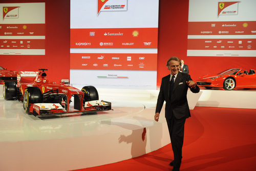 Luca di Montezemolo junto al nuevo monoplaza de Ferrari, el F138