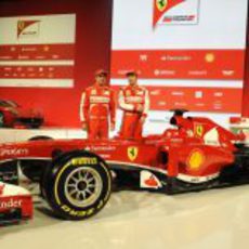 Fernando Alonso y Felipe Massa junto al nuevo Ferrari F138