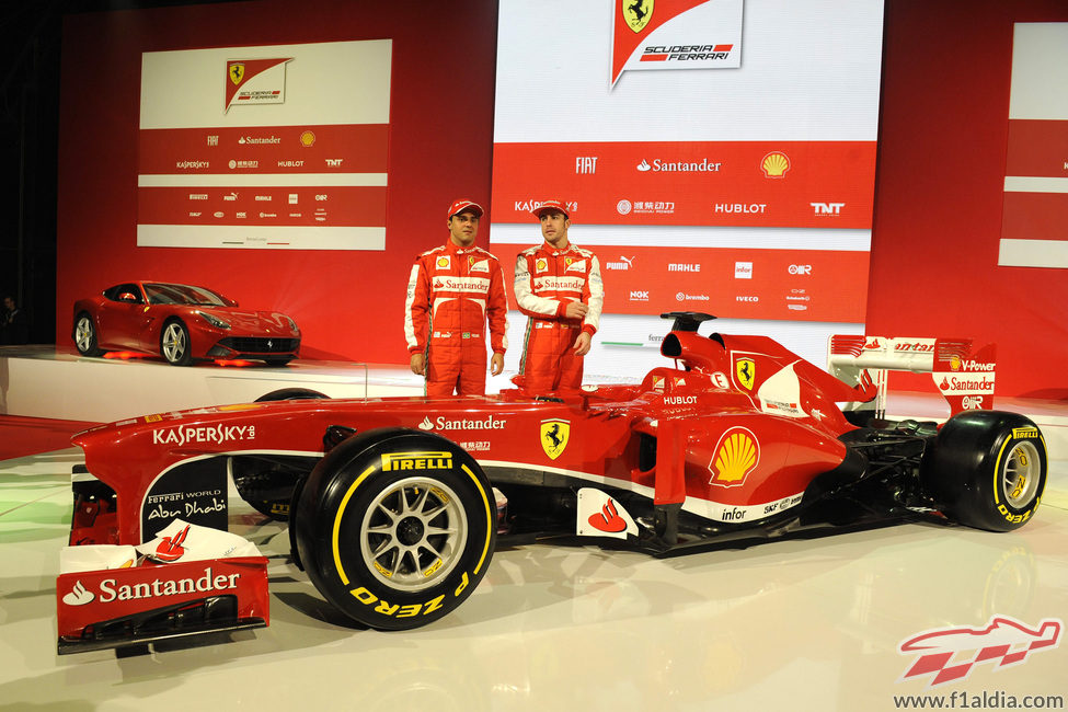 Fernando Alonso y Felipe Massa junto al nuevo Ferrari F138
