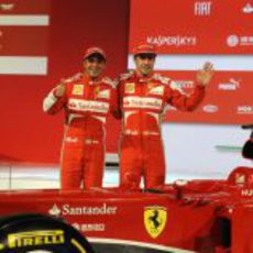 Felipe Massa y Fernando Alonso posan junto al F138