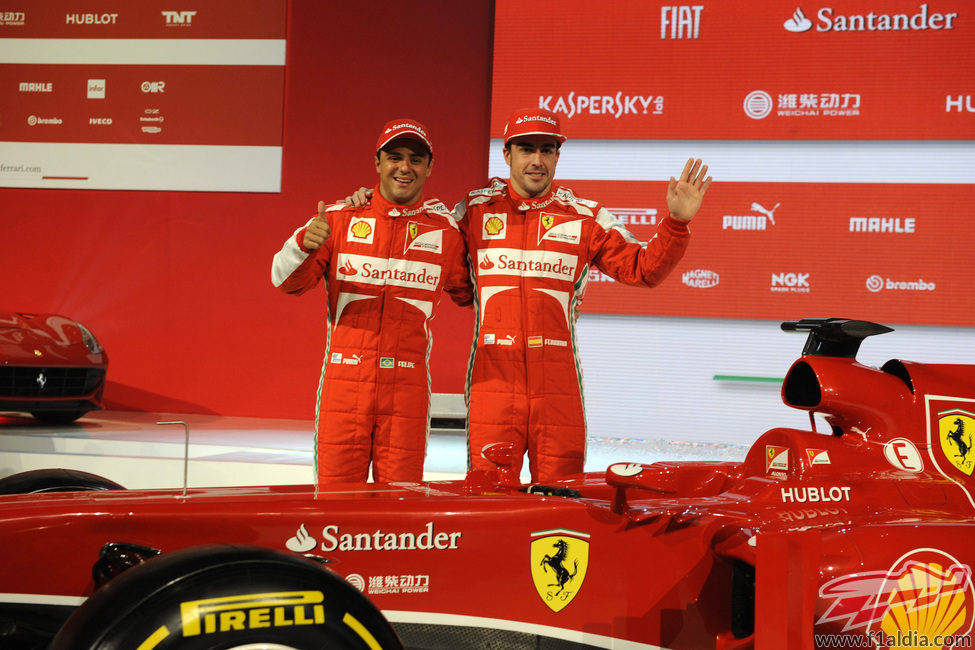 Felipe Massa y Fernando Alonso posan junto al F138