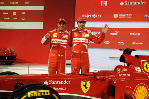 Felipe Massa y Fernando Alonso posan junto al F138