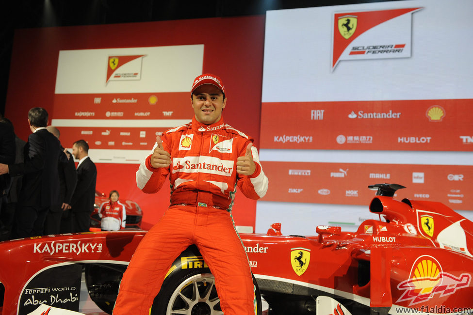 Felipe Massa alza sus pulgares junto al nuevo F138