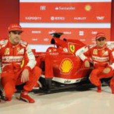 Fernando Alonso y Felipe Massa posan junto al Ferrari F138