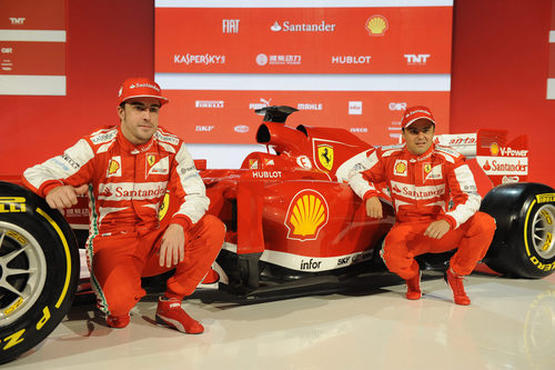 Fernando Alonso y Felipe Massa posan junto al Ferrari F138