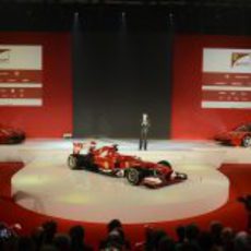 Luca di Montezemolo en el escenario de la presentación del Ferrari F138