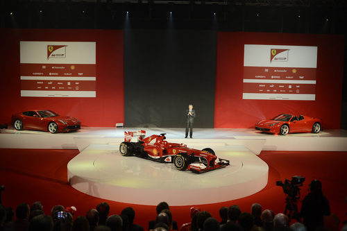 Luca di Montezemolo en el escenario de la presentación del Ferrari F138