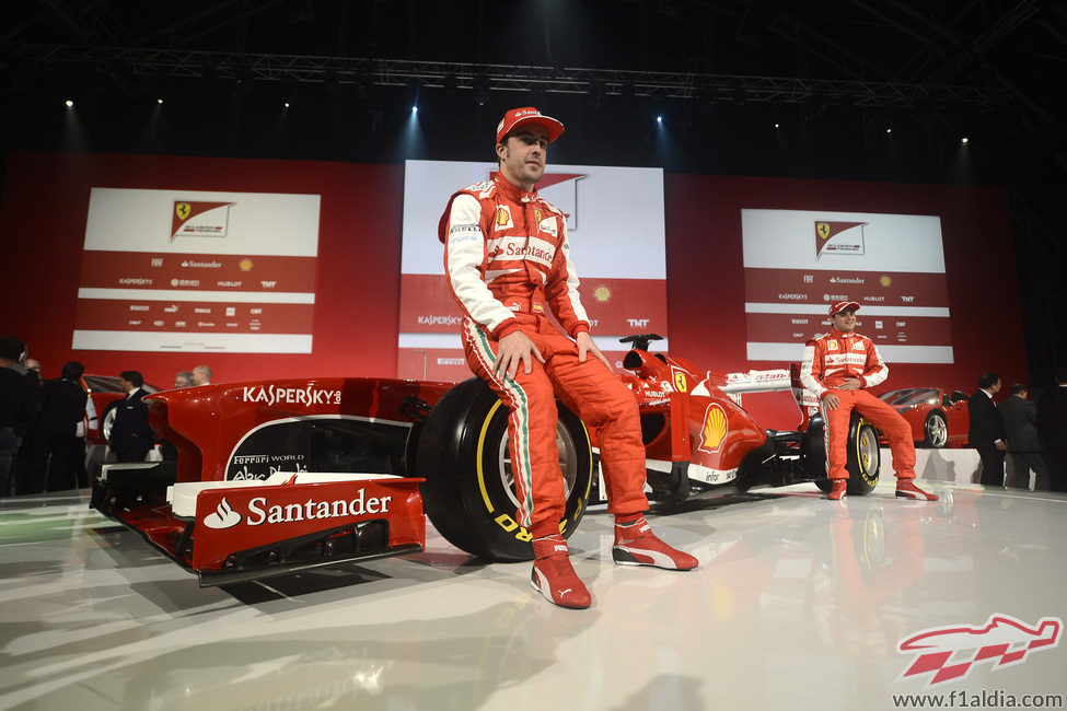 Fernando Alonso y Felipe Massa sobre las ruedas del F138