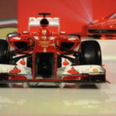 Vista frontal del Ferrari F138 durante su presentación en Maranello