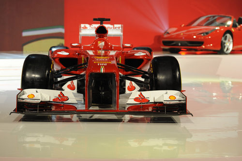 Vista frontal del Ferrari F138 durante su presentación en Maranello