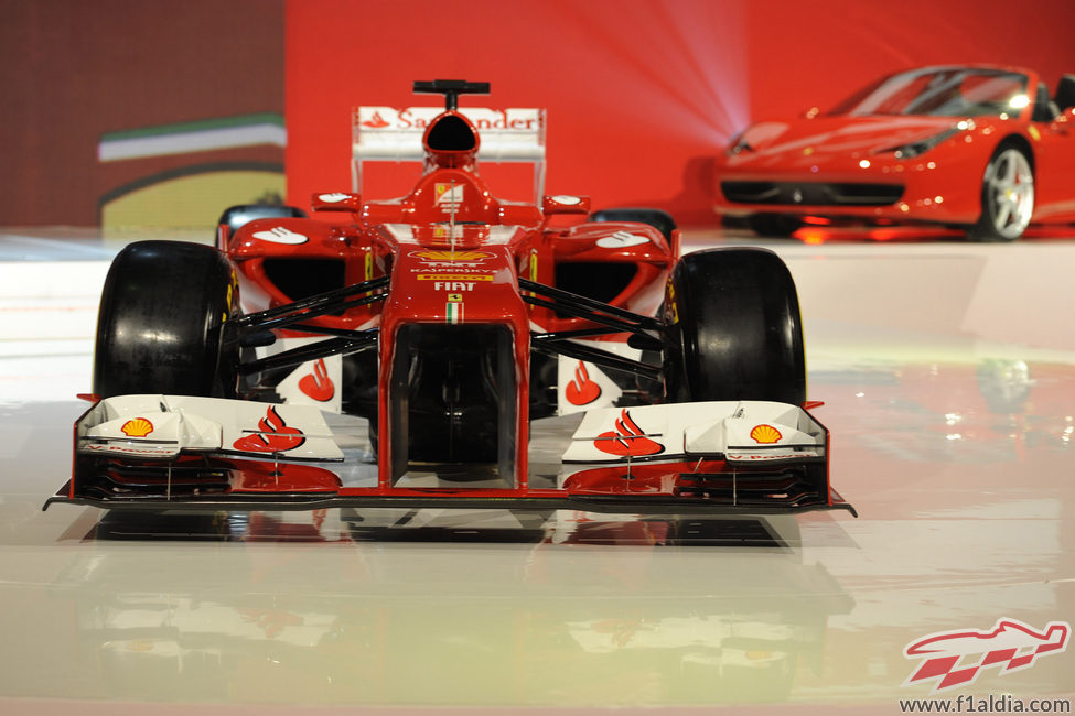 Vista frontal del Ferrari F138 durante su presentación en Maranello