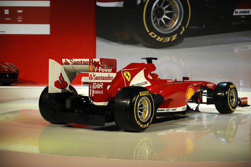 El nuevo Ferrari F138 durante su presentación en Maranello