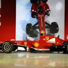 Vista lateral del Ferrari F138 durante su presentación