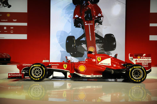 Vista lateral del Ferrari F138 durante su presentación