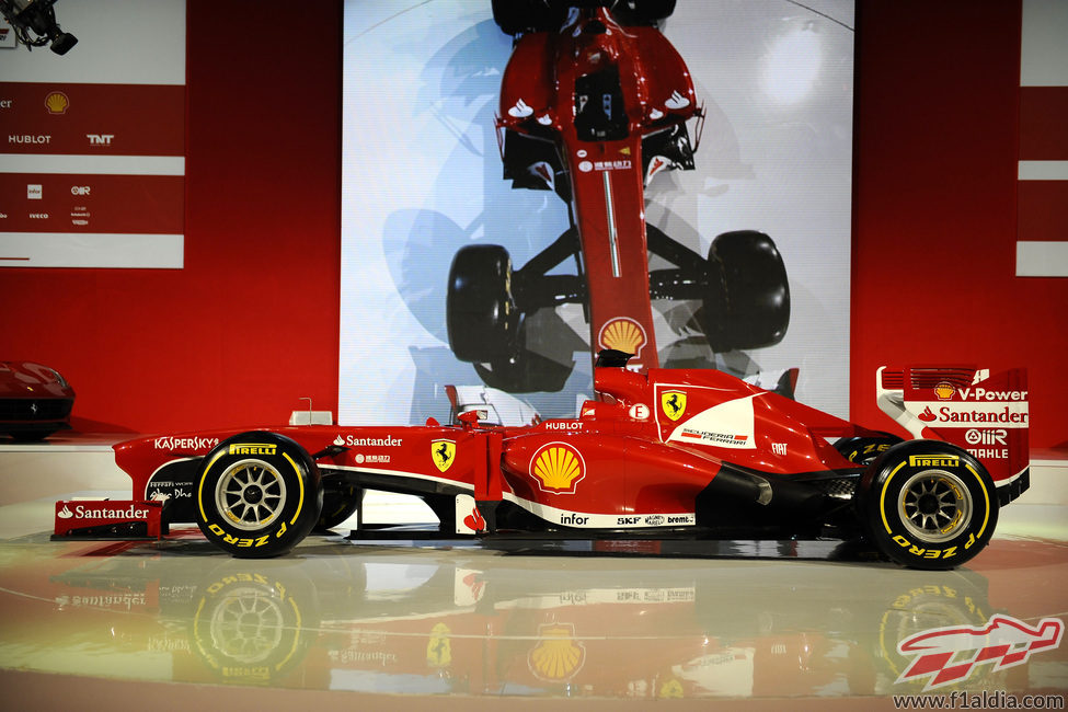 Vista lateral del Ferrari F138 durante su presentación