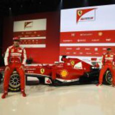 Fernando Alonso y Felipe Massa posan junto al Ferrari F138